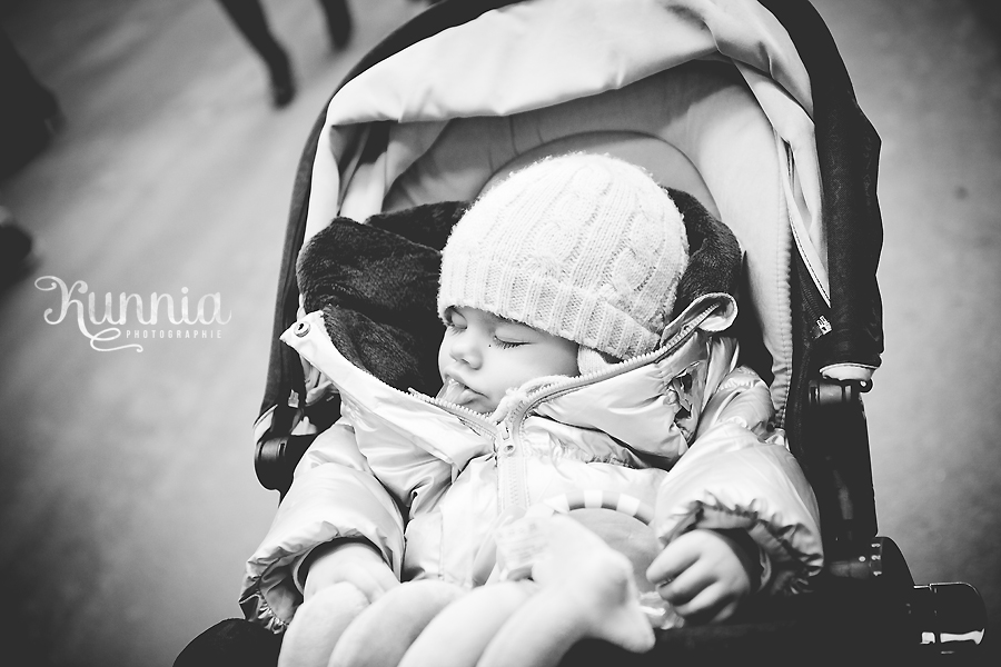 Bébé qui dort dans sa poussette Caen Calvados photographe spécialiste enfant