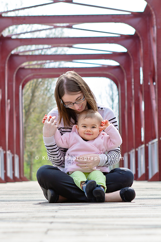 photographe famille caen maman et bébé souriant pont fleury sur orne