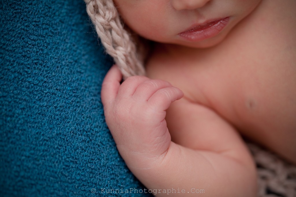 Séance Nouveau né Bébé Caen Thury Harcourt bébé qui dort newborn posing photographe spécialisé nouveau né calvados caen 