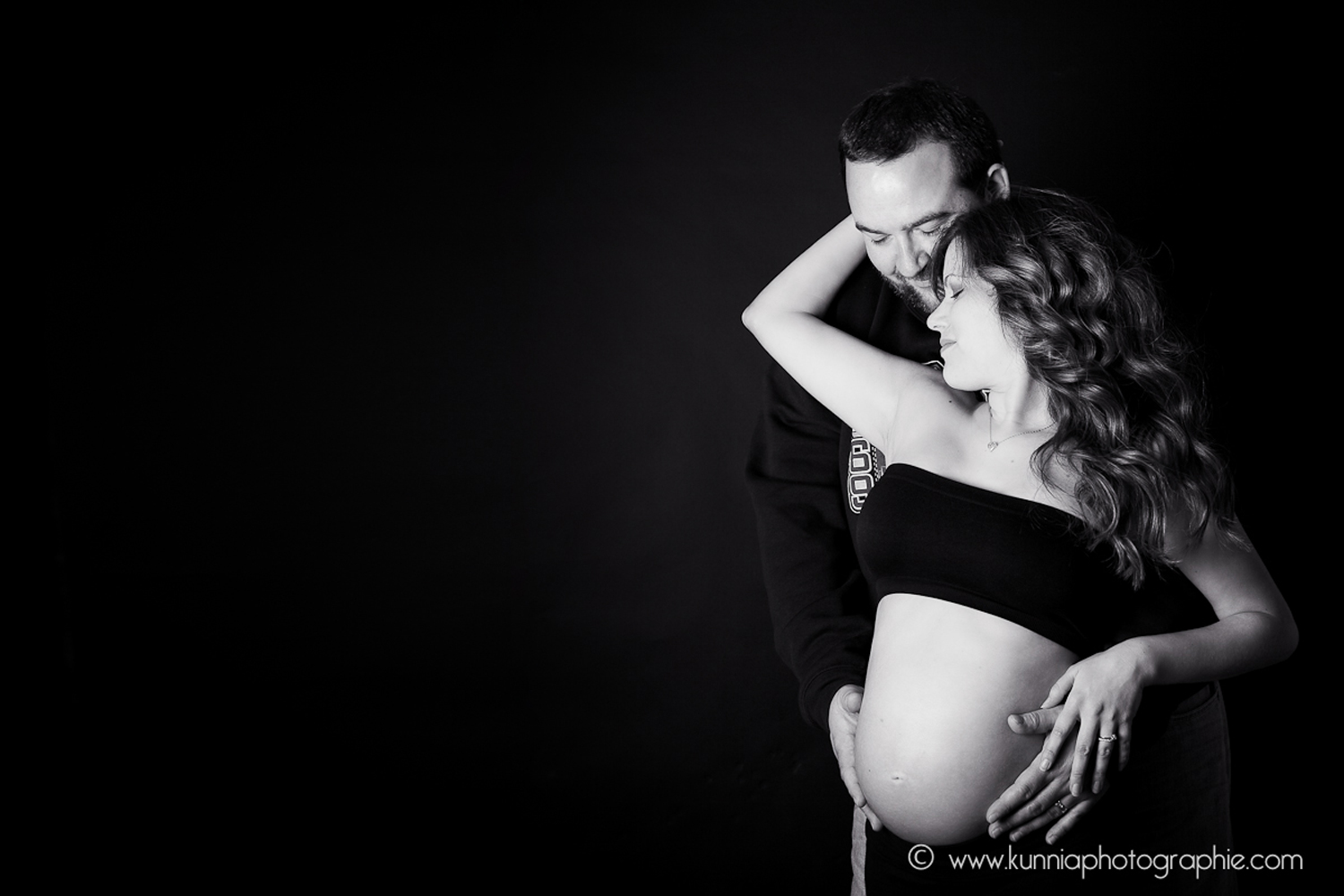 séance photo grossesse femme enceinte caen flers en studio clair obscur fond noir