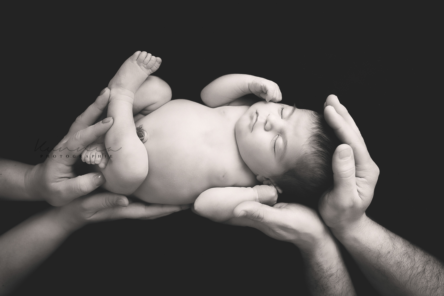 photo bébé caen, bebe avec les mains de papa et maman, 