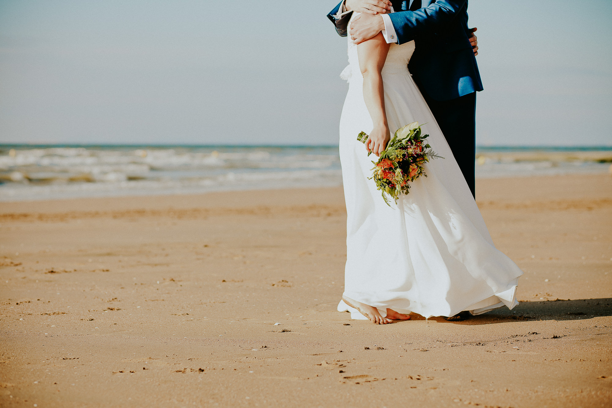 couple mariés sur la plage photographe mariage caen