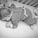 bébé qui dort enfant 1 an 12 mois dans son lit dormir sur le ventre photographe lifestyle caen