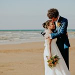 couple mariés sur la plage photographe mariage caen